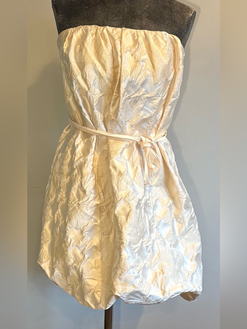 Saint Art Jolie Bubble Dress Off White  Textured with a tie waist Size Medium